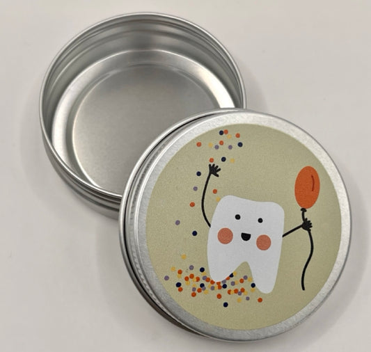 Karin Lena Schmid - Zahndose mit Postkarte