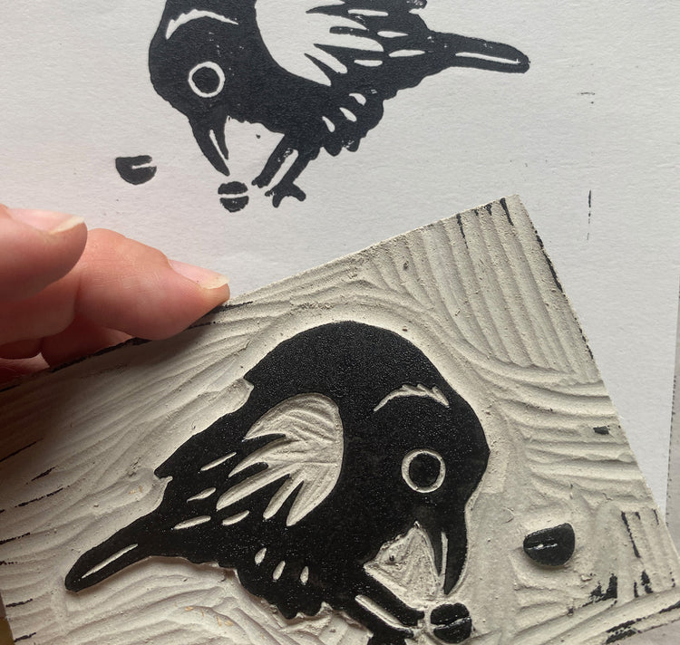 GINNY - Biglietto - Linoleografia "Corvo con noce"