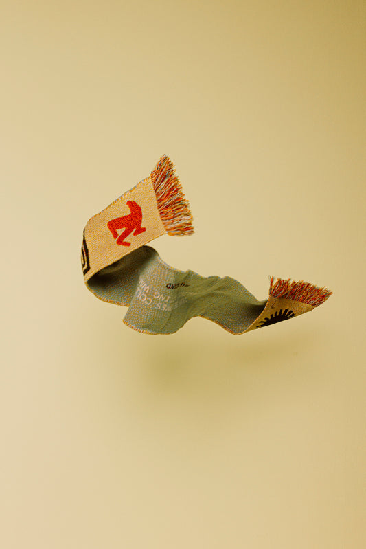 Max Berend x Willio.Studio - Wärmender Strand-Schal "Woman in the Rain"