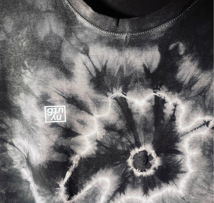 GINNY - Maglietta Batik Unica „SATORI LETTERS“