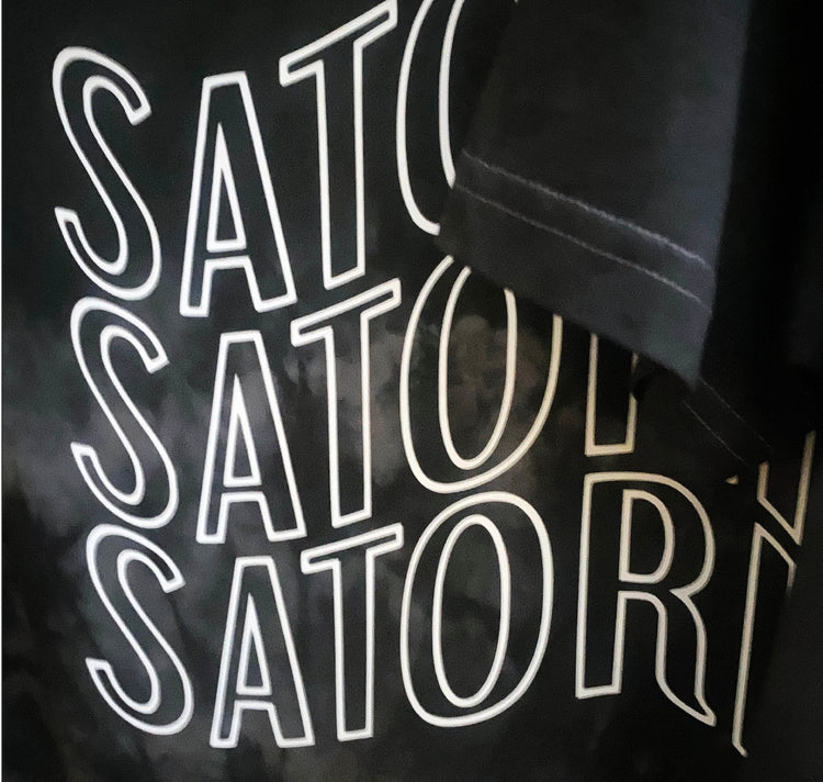 GINNY - Maglietta Batik Unica „SATORI LETTERS“