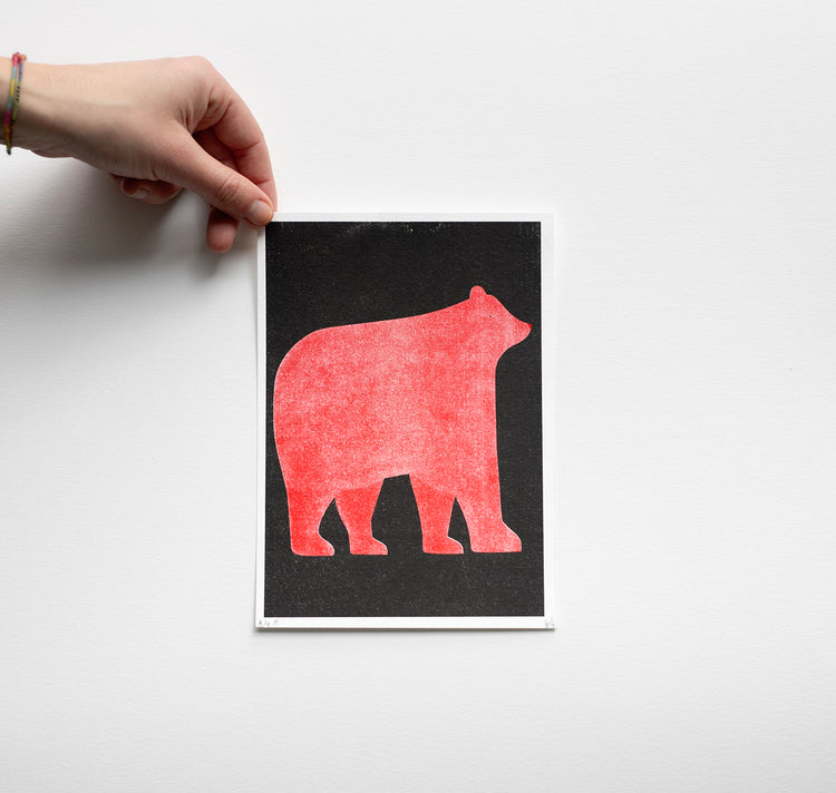Milly Miljkovic - Plakat "Solitary Bear" (red & black)