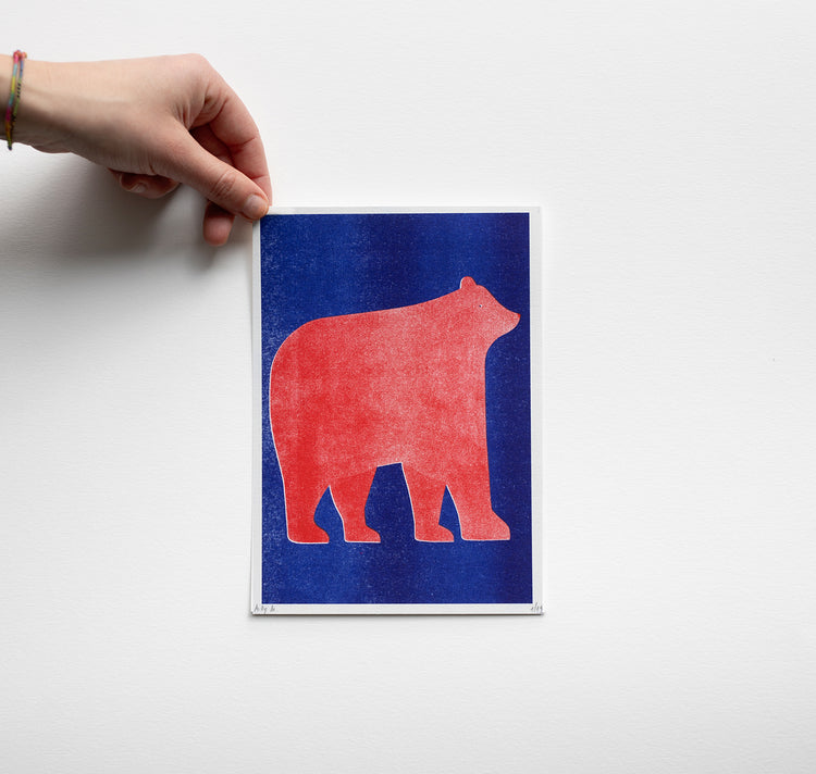 Milly Miljkovic - Plakat "Solitary Bear" (red & blue)