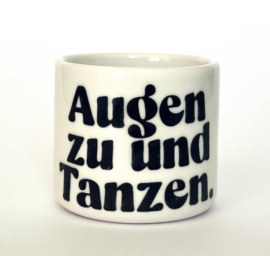 Sisterhoodprints - Tasse "Augen zu und Tanzen" (1 Stück)
