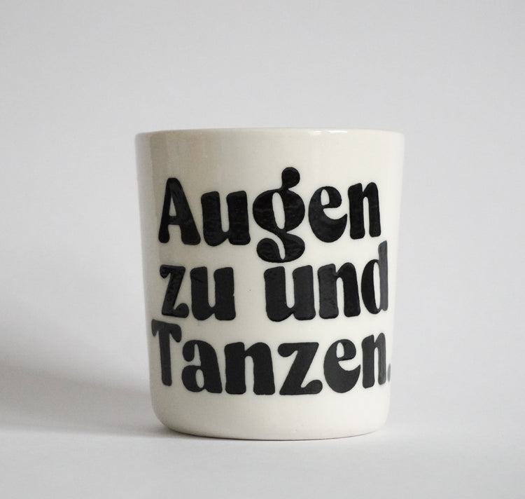 Sisterhoodprints - Tasse "Augen zu und Tanzen" (1 Stück)