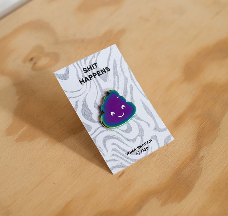 YOMA design factory - Pin "Shit Happens"