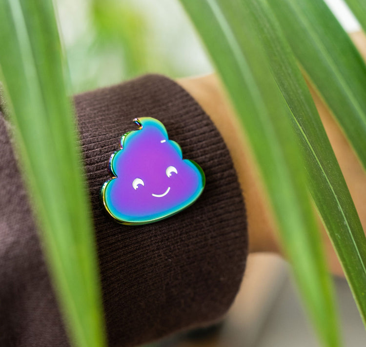 YOMA design factory - Pin "Shit Happens"