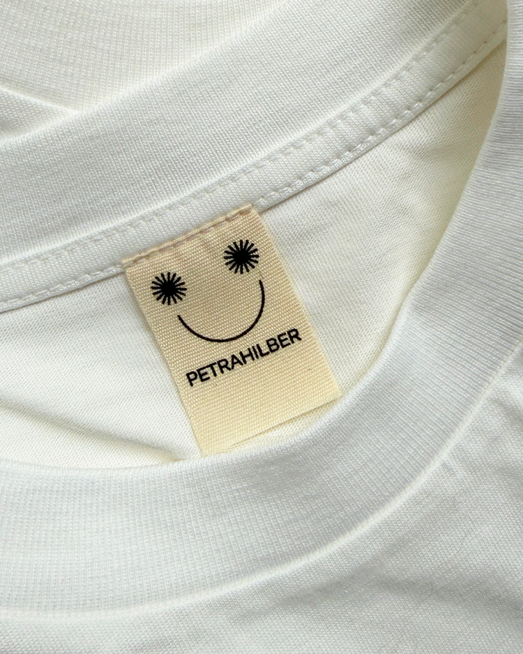 petrahilber - T-Shirt "Dog in Bloom"