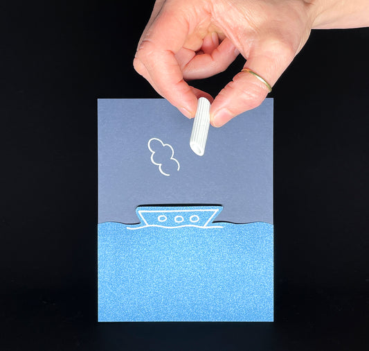 Studio Claywatch x Olivier Samter - Grusskarte handgezeichnet inkl. Keramik "Dampfernudel"