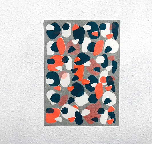 Aline Meier - Riso Postkarte A6 "MATCHING DARKNESS"