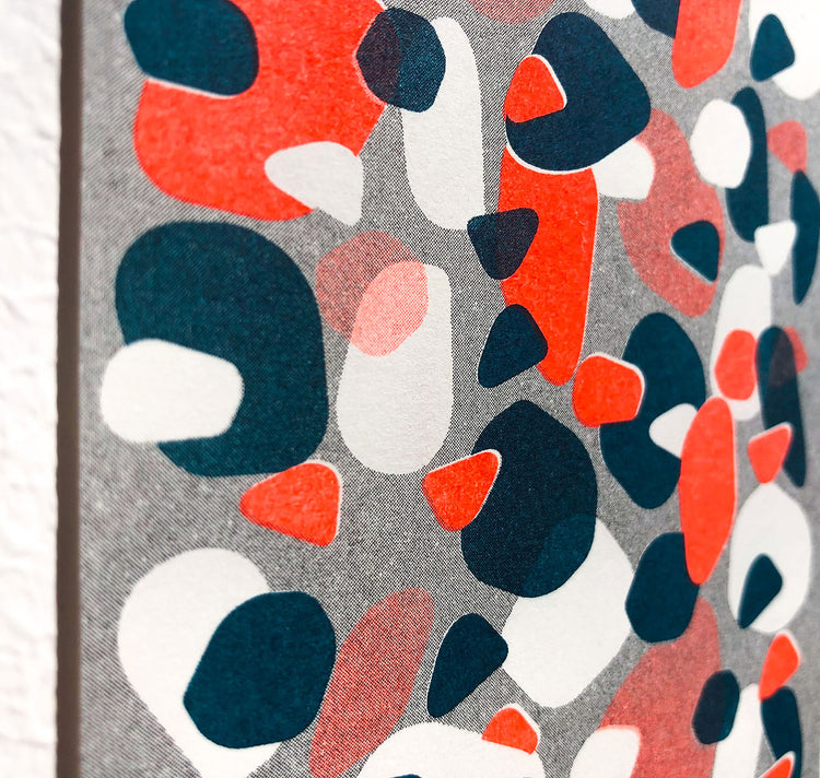 Aline Meier - Riso Postkarte A6 "MATCHING DARKNESS"