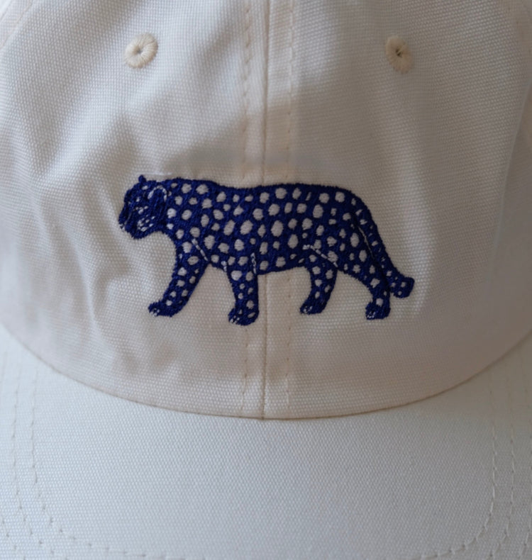 Karin Lena Schmid - Cap "Blauer Leopard"