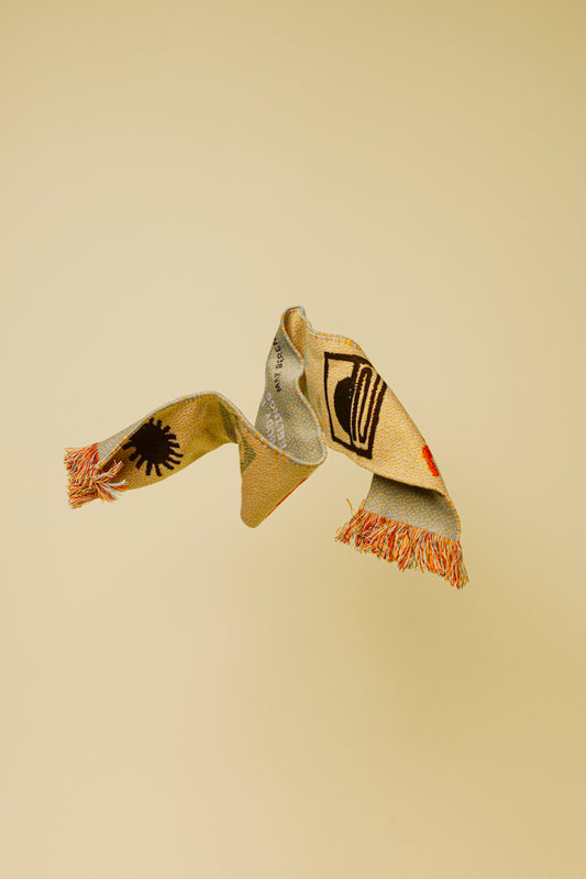 Max Berend x Willio.Studio - Wärmender Strand-Schal "Woman in the Rain"