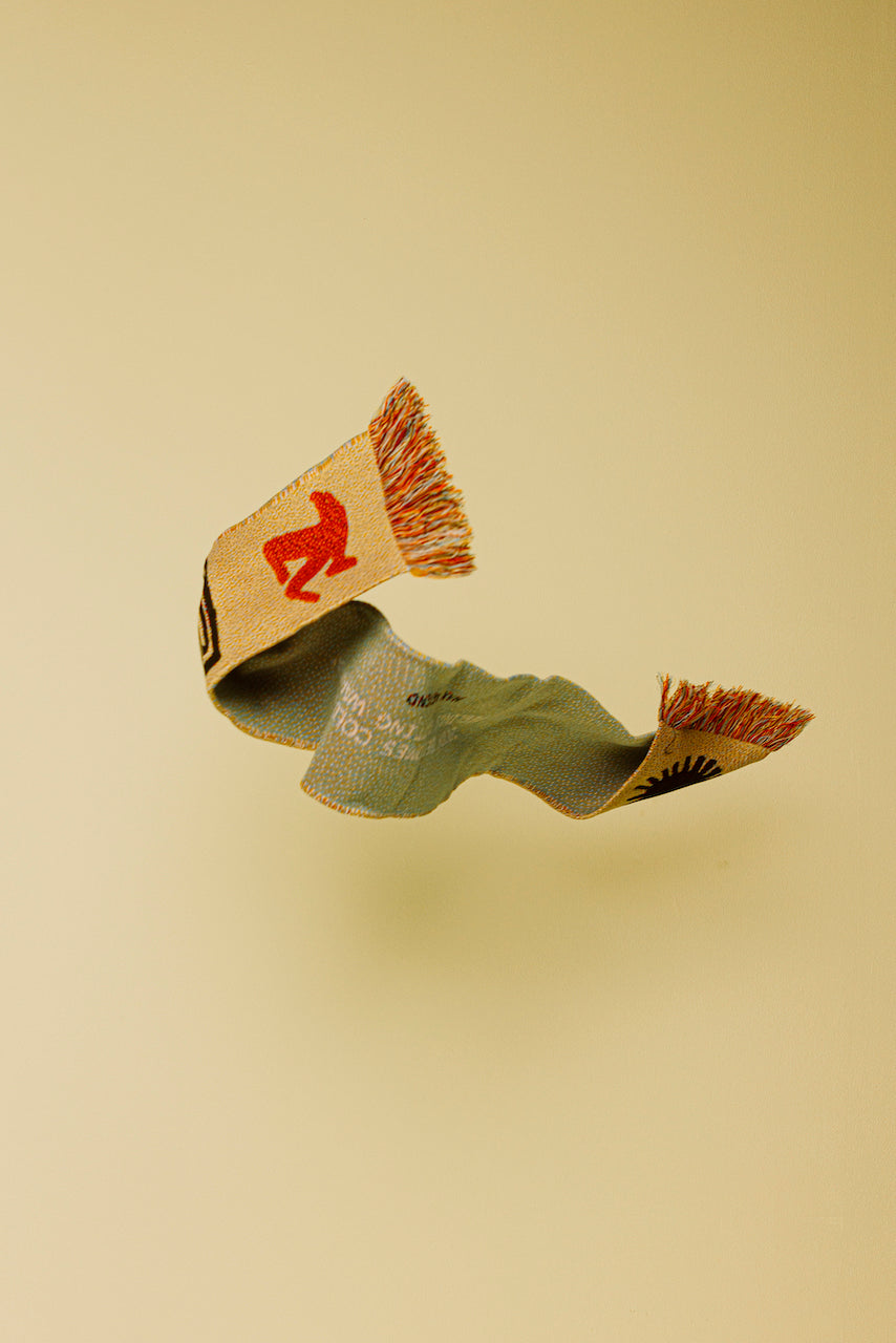 Max Berend x Willio.Studio - Wärmender Strand-Schal "Woman in the Rain"