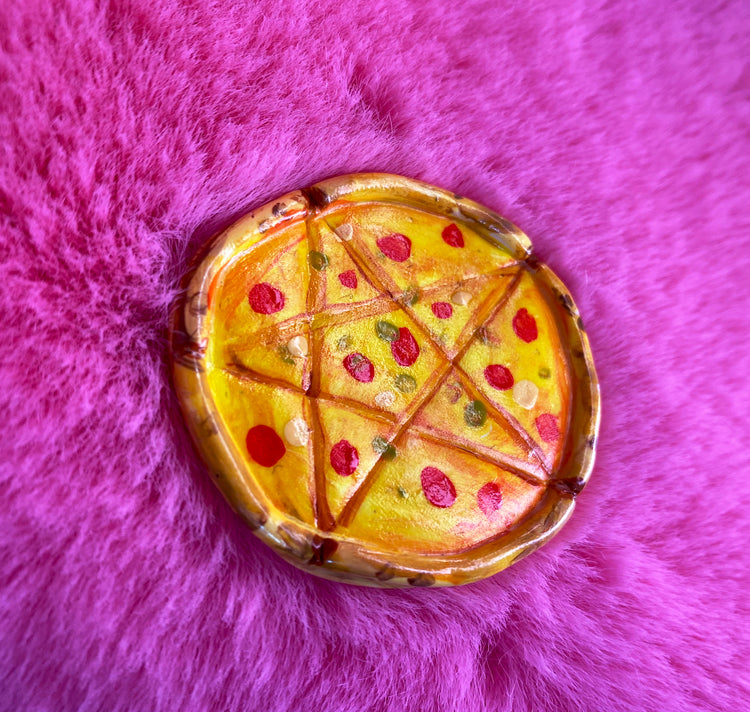 Samira Belorf - Pin „666 Pizza“
