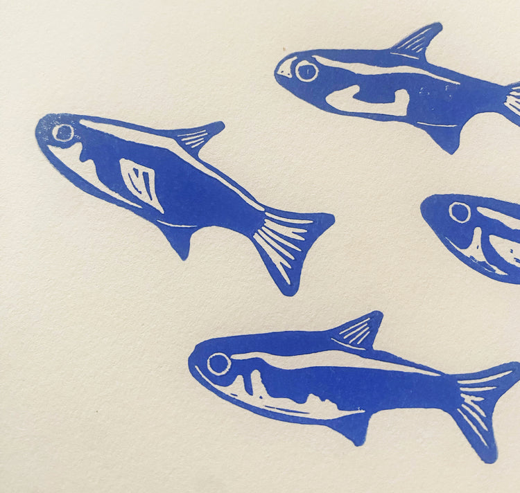 GINNY - Karte „Die Neonsalmler Blau“, Linoldruck