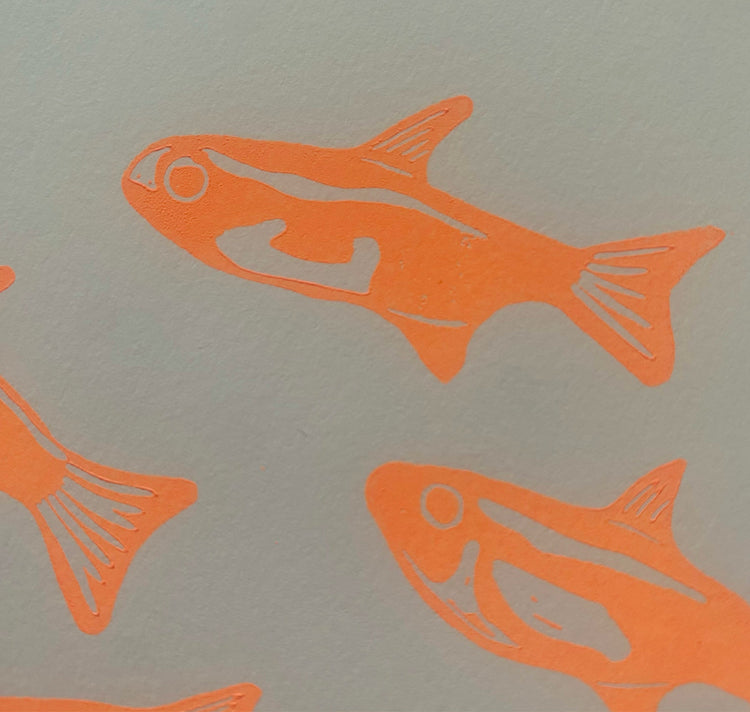 GINNY - Karte „Die Neonsalmler Neon-Orange“, Linoldruck