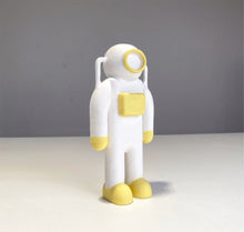 Laden Sie das Bild in den Galerie-Viewer, SEREMIK - Keramikfigur &quot;Astronaut&quot;
