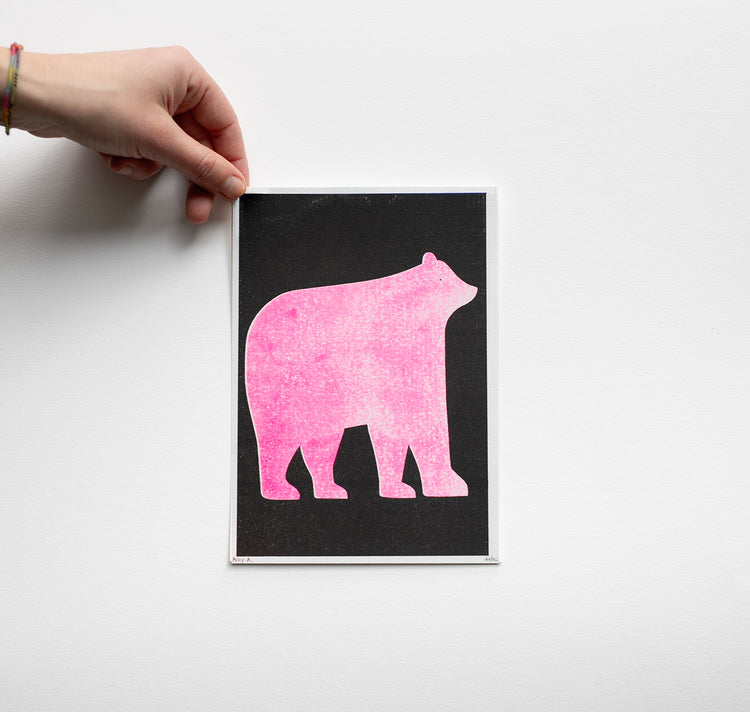 Milly Miljkovic - Plakat "Solitary Bear" (pink & black)