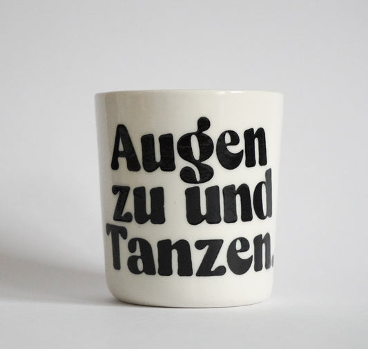 Sisterhoodprints - Tasse "Augen zu und Tanzen" (1 Stück)