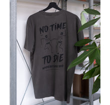 Laden Sie das Bild in den Galerie-Viewer, YOMA design factory - T-Shirt &quot;No time to die&quot;
