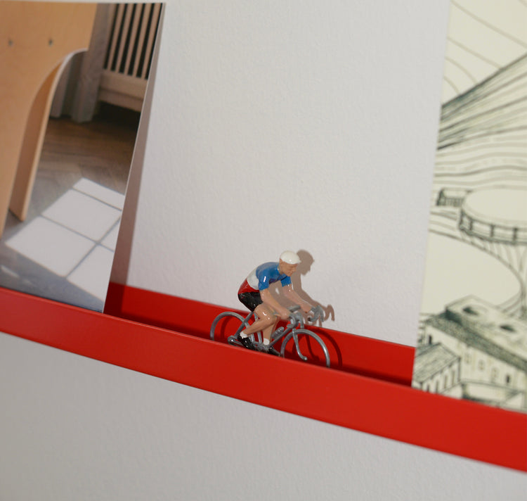 äm | äs | ka Design Studio - Wandleiste "Vinyl and art wall bar 2" (rot)
