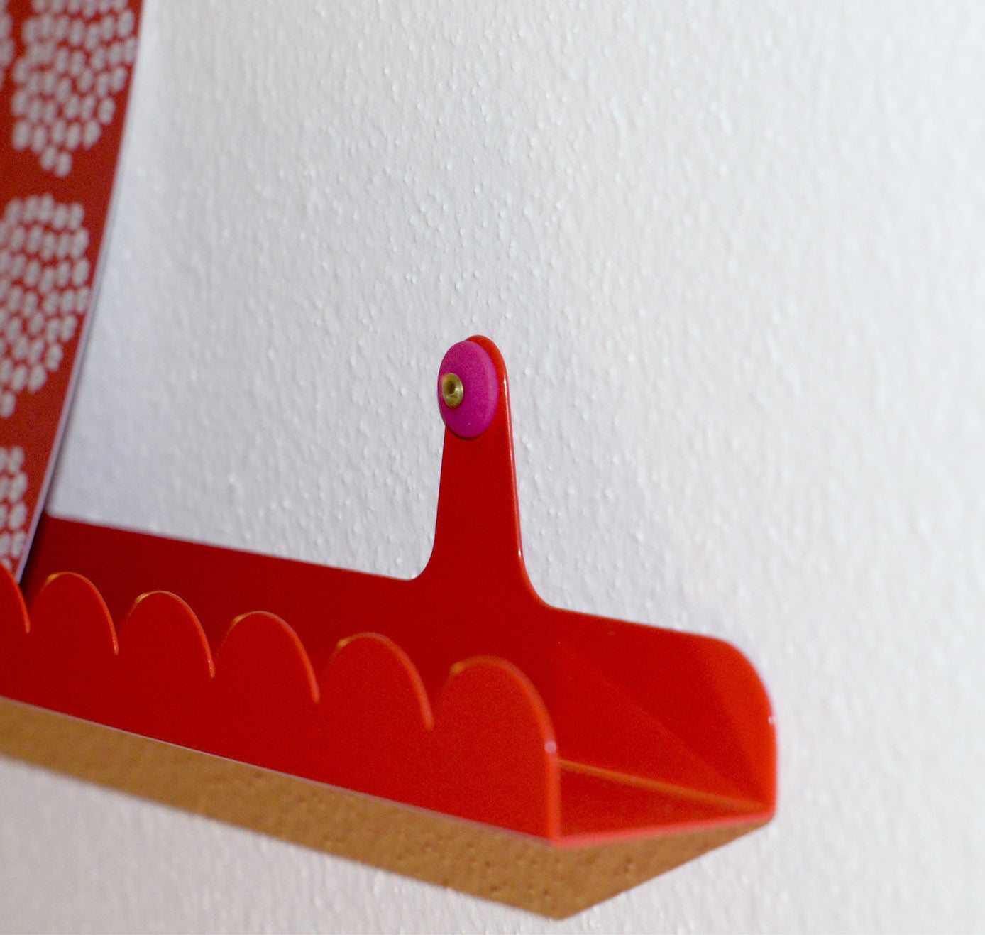 äm | äs | ka Design Studio - Wandleiste "Vinyl and art wall bar" (rot)