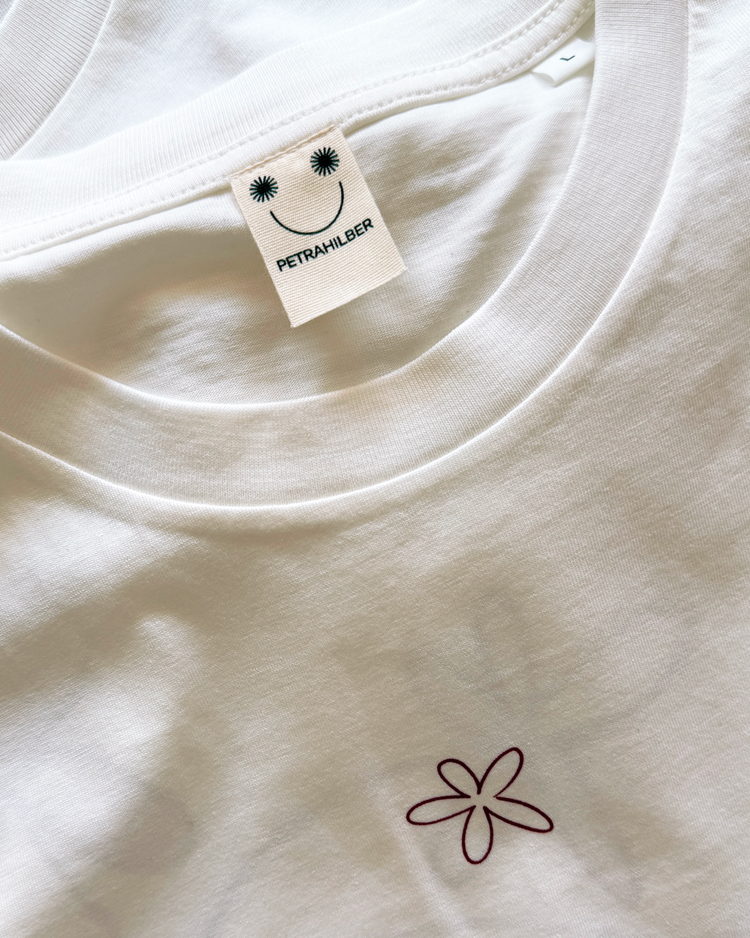 petrahilber - T-Shirt "Dog in Bloom"