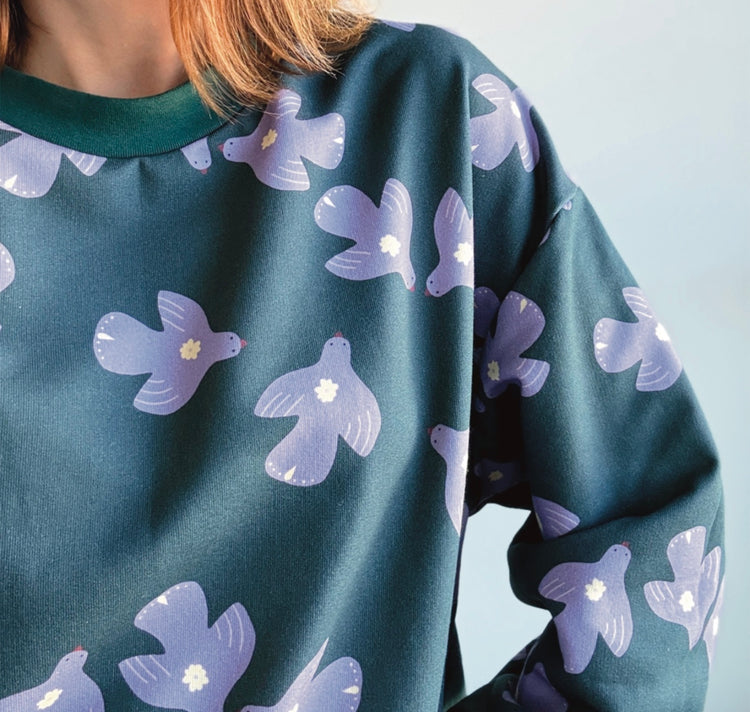 Karin Lena Schmid x Wild Sparkle - Boyfriend-Sweater "Lila Vögel"
