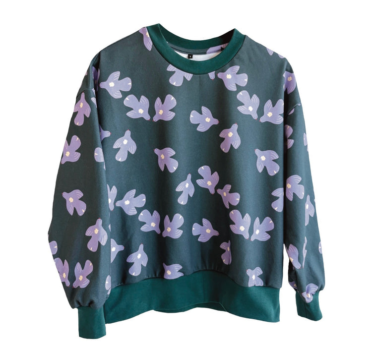 Karin Lena Schmid x Wild Sparkle - Boyfriend-Sweater "Lila Vögel"