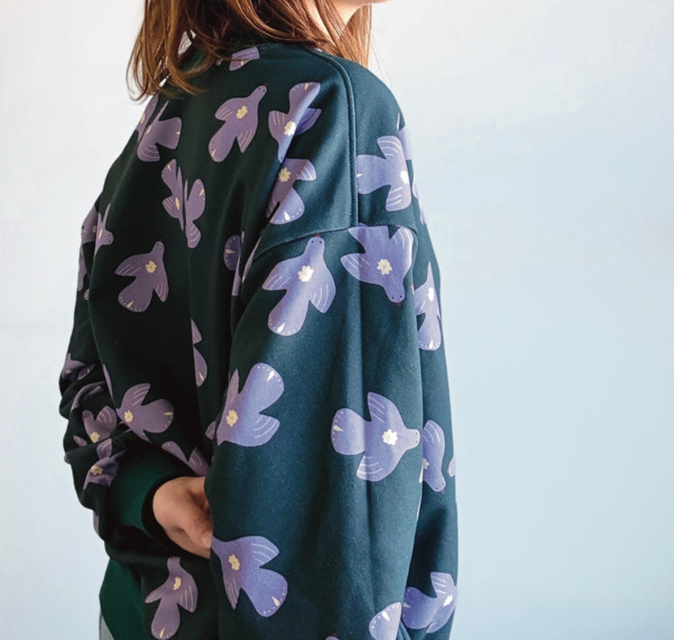 Karin Lena Schmid x Wild Sparkle - Boyfriend-Sweater "Lila Vögel"