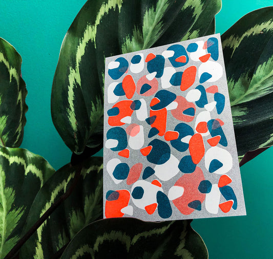 Aline Meier - Riso Postkarte A6 "MATCHING DARKNESS"