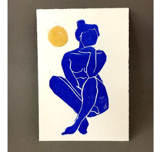 arion illustriert - Karte Original Linoldruck "ultramarinblaue Frau mit goldenem Punkt"